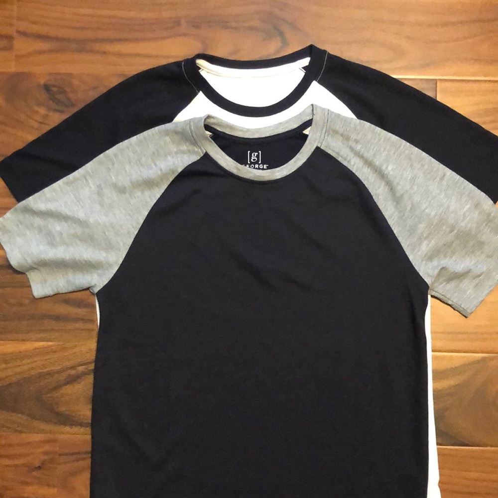 A set if 2 T-shirts.